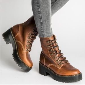 *New In Box* Dr. Martens Leona in Butterscotch - Size 7